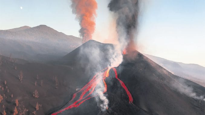 Вулкан Cumbre Vieja на La Palma проснулся и извергает лаву с новой силой Вулкан Cumbre Vieja на La Palma проснулся и извергает лаву с новой силой