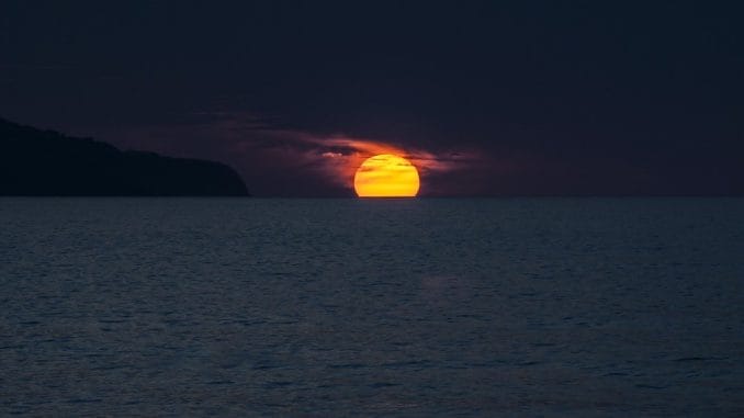 На Тенерифе испугались отключения электроэнергии, раскупают "комплекты выживания"