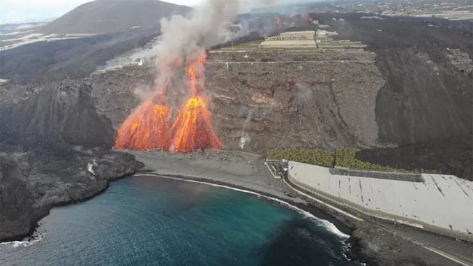 Вулкан на La Palma: новый язык достиг океана, остров снова потрясывает