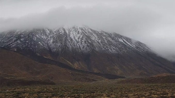 Тейде готовится к зиме, сегодня впервые примерил белую мантию Тейде готовится к зиме, сегодня впервые примерил белую мантию