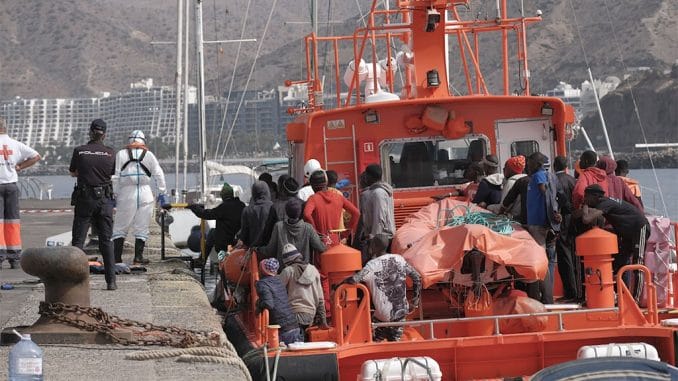 Проклятые лодки: ещё 18 человек погибли, пытаясь добраться до Канарских островов Проклятые лодки: ещё 18 человек погибли, пытаясь добраться до Канарских островов