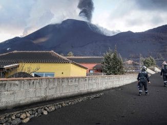 Центральный конус вулкана Cumbre Vieja переполняется лавой, языки сливаются