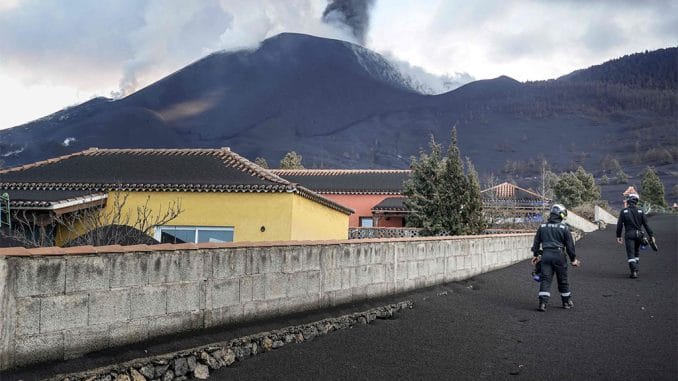 Центральный конус вулкана Cumbre Vieja переполняется лавой, языки сливаются Центральный конус вулкана Cumbre Vieja переполняется лавой, языки сливаются