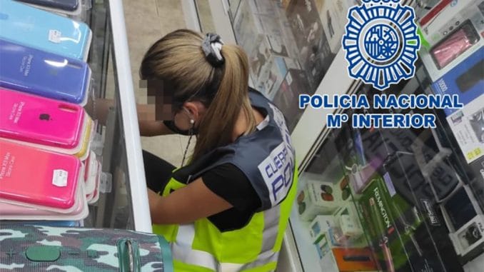 Тенерифе: семеро задержанных за продажу подделок на сотни тысяч евро Тенерифе: семеро задержанных за продажу подделок на сотни тысяч евро