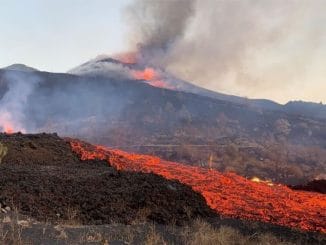 Вулкан на La Palma сегодня серьёзно разбушевался и газ к югу от него очень опасен