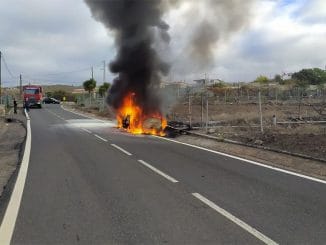 Тенерифе: в Adeje сегодня утром дотла сгорел частный автомобиль