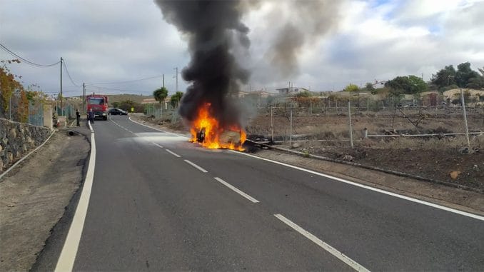 Тенерифе: в Adeje сегодня утром дотла сгорел частный автомобиль Тенерифе: в Adeje сегодня утром дотла сгорел частный автомобиль