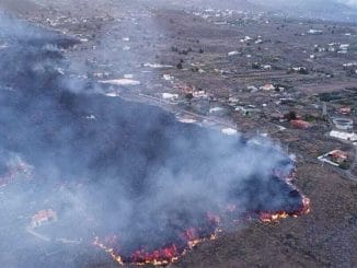 Новый язык лавы из вулкана на острове La Palma уничтожает жилые постройки