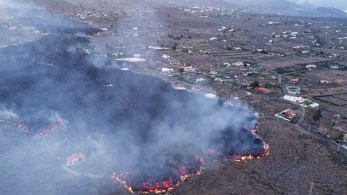 Новый язык лавы из вулкана на острове La Palma уничтожает жилые постройки Новый язык лавы из вулкана на острове La Palma уничтожает жилые постройки