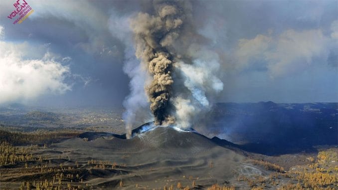 Вулкан Cumbre Vieja в раздумьях: то ли успокоиться, то ли продолжать бушевать