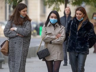 Испания: ношение масок на свежем воздухе не отменяется, время карантина не сокращается