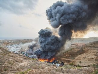 Впечатляющий пожар на юге Тенерифе породил облако токсичных газов