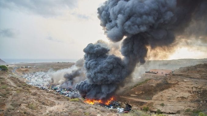 Впечатляющий пожар на юге Тенерифе породил облако токсичных газов Впечатляющий пожар на юге Тенерифе породил облако токсичных газов