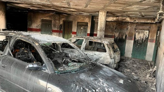 Пожар в гараже здания в Granadilla de Abona. Сгорели автомобили, зданию причинён ущерб Пожар в гараже здания в Granadilla de Abona. Сгорели автомобили, зданию причинён ущерб