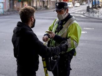 Не носите маску на улице? Штрафов не будет - у правительства нет поддержки для принятия указа