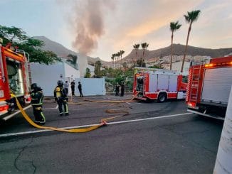 Adeje: при пожаре в одном из гаражей сгорели машины и найден погибший человек
