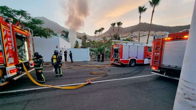 Adeje: при пожаре в одном из гаражей сгорели машины и найден погибший человек