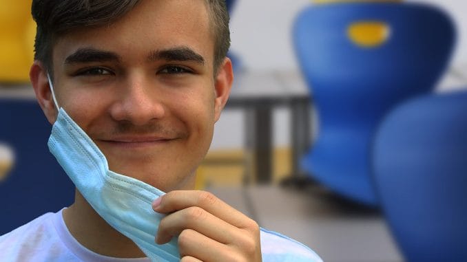 Правительство отменяет использование масок на открытом воздухе, на переменках и школьных дворах