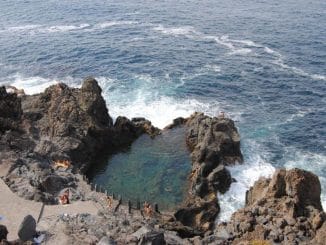 Два человека попали в беду на берегу моря: одного ищут на вертолете, еще одного спасли