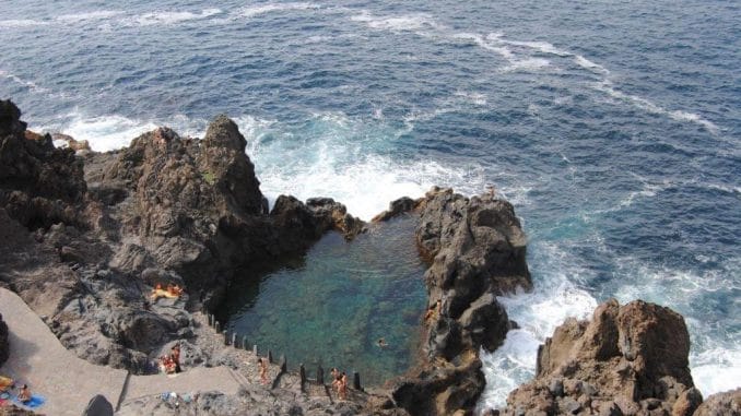 Два человека попали в беду на берегу моря: одного ищут на вертолете, еще одного спасли Два человека попали в беду на берегу моря: одного ищут на вертолете, еще одного спасли