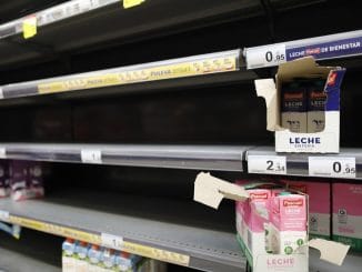 Канарцы скупают продукты питания: их продажи взлетели в последние дни на 25%