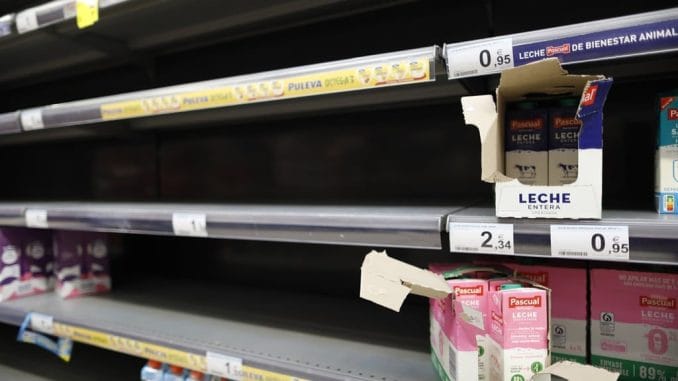 Канарцы скупают продукты питания: их продажи взлетели в последние дни на 25% Канарцы скупают продукты питания: их продажи взлетели в последние дни на 25%