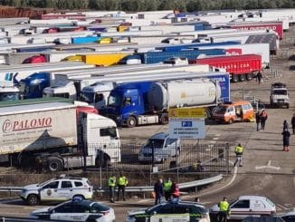 Полиция сопровождает более 10000 грузовиков, чтобы избежать пикетов