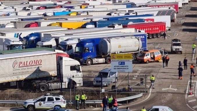 Полиция сопровождает более 10000 грузовиков, чтобы избежать пикетов Полиция сопровождает более 10000 грузовиков, чтобы избежать пикетов