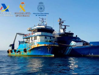 Кокаин возят уже не килограммами - тоннами. К югу от Канар перехвачено судно с кокаином