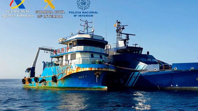 Кокаин возят уже не килограммами - тоннами. К югу от Канар перехвачено судно с кокаином