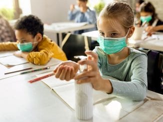 На Канарских островах продолжат держать детей в школах в масках