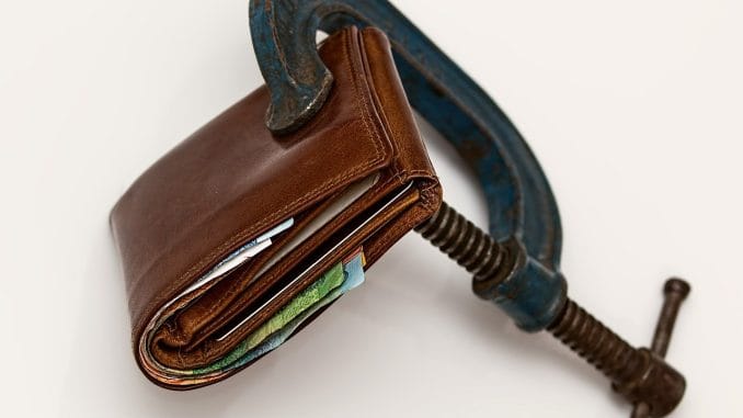 Испания зафиксировала второе по величине падение заработной платы в OCDE