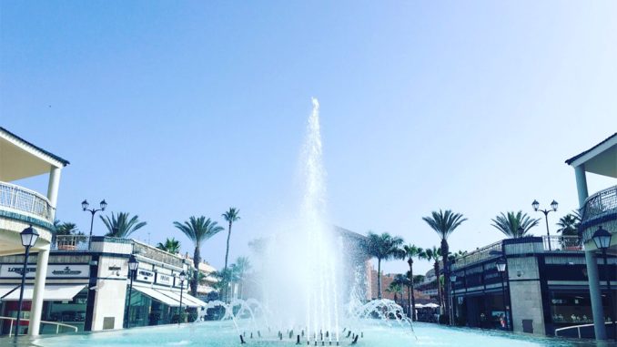 Порты, аэропорты и пляжи Канарских островов, переполненные отдыхающими Порты, аэропорты и пляжи Канарских островов, переполненные отдыхающими