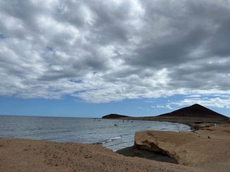 Пляжи пляжами, но поберечься стоит: жёлтое предупреждение о сильных волнах