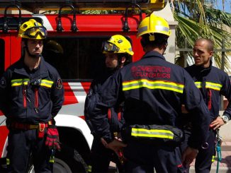 Arona: пожарные спасли водителя, застрявшего внутри перевернувшегося автомобиля