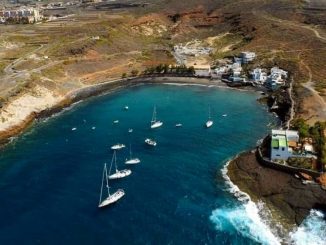 С океаном шутки плохи: мужчина получил тяжёлые травмы после падения на скалы