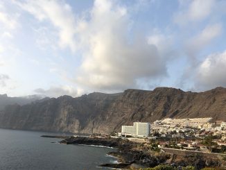 Тенерифе: погибла женщина и ранен мужчина после падения в океан на западе острова