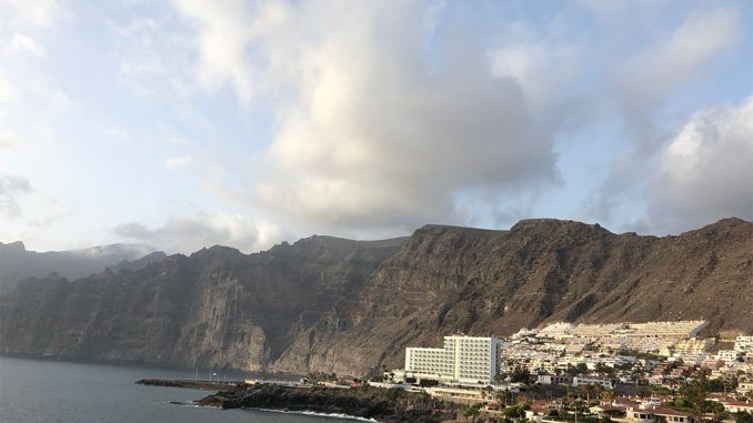 Тенерифе: погибла женщина и ранен мужчина после падения в океан на западе острова