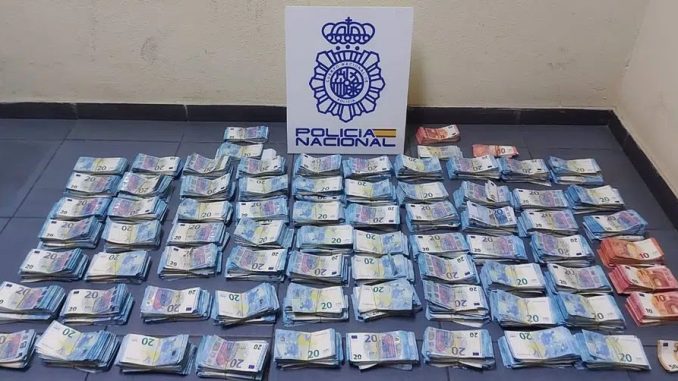 Сдали нервы: мужчина попытался сбежать от полиции с 275400 евро в сумке