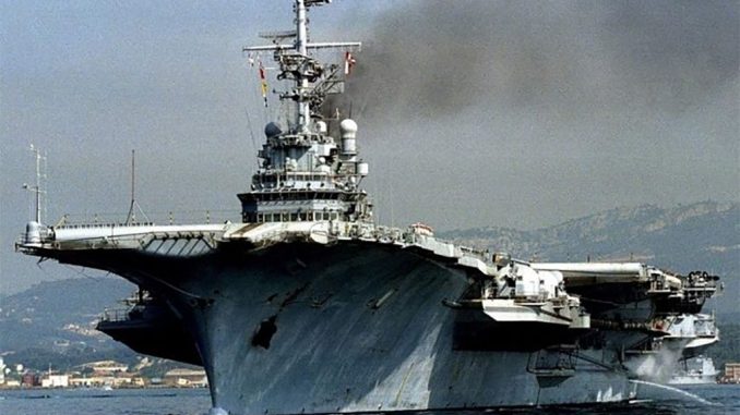 Радиоактивный авианосец снова тянут через воды Канарских островов Радиоактивный авианосец снова тянут через воды Канарских островов