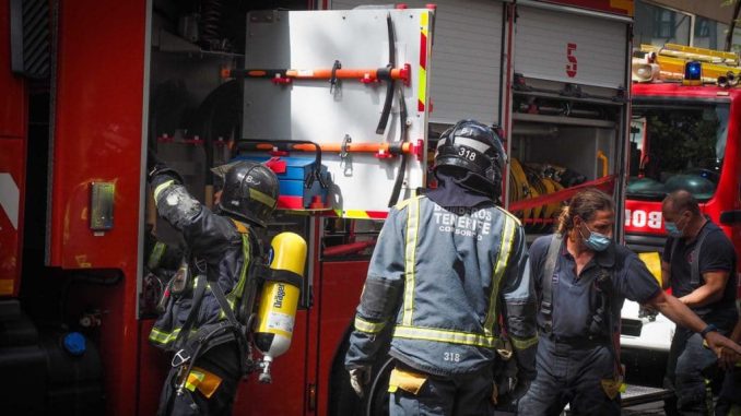 Тенерифе: пожарные вытаскивали человека из автомобиля после ДТП на севере острова Тенерифе: пожарные вытаскивали человека из автомобиля после ДТП на севере острова