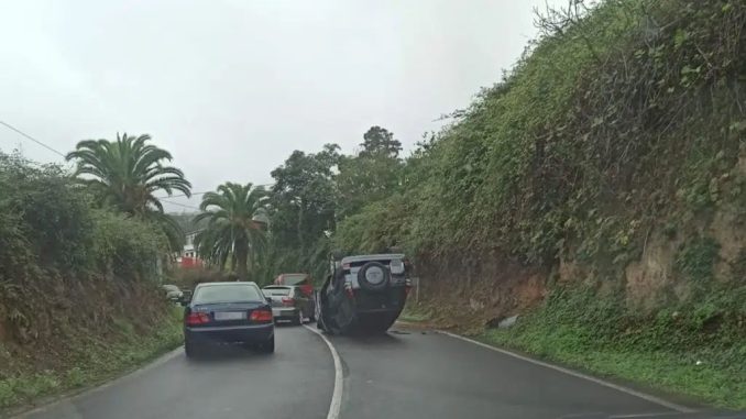 Авария на севере Тенерифе: на дороге TF-342 опрокинулся автомобиль Авария на севере Тенерифе: на дороге TF-342 опрокинулся автомобиль