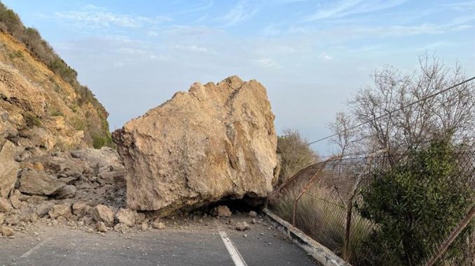 Испуг для водителей Тенерифе: гигантский камень упал на дорогу в La Guancha