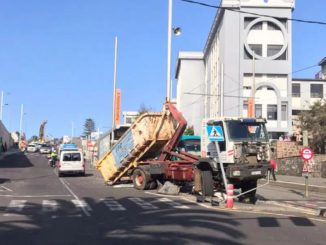 На севере Тенерифе грузовик напугал людей, врезавшись в остановку трамвая