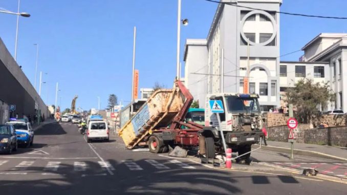 На севере Тенерифе грузовик напугал людей, врезавшись в остановку трамвая