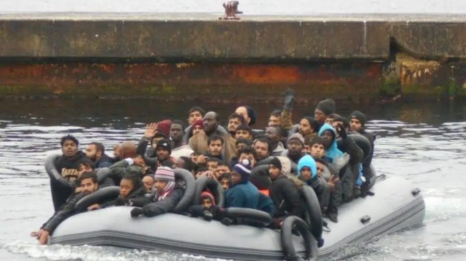 Более двух десятков погибших на "канарском миграционном пути" из Африки Более двух десятков погибших на "канарском миграционном пути" из Африки