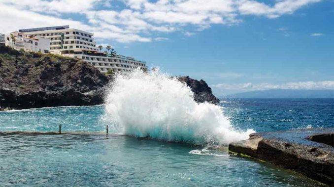 Стена, в которую любят постучаться лбом: новые пострадавшие от волн на Тенерифе