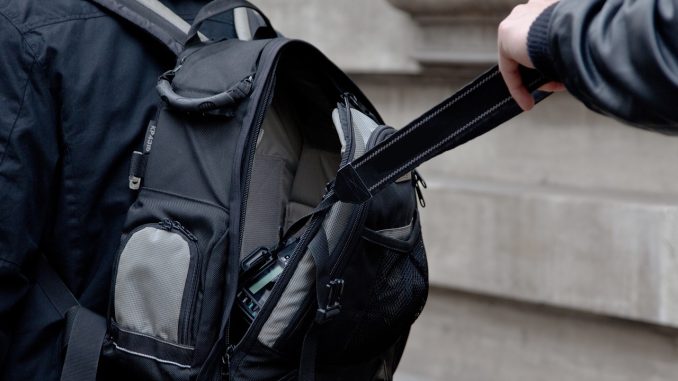 Трое арестованы за кражу из сумок и рюкзаков у туристов на юге Тенерифе Трое арестованы за кражу из сумок и рюкзаков у туристов на юге Тенерифе