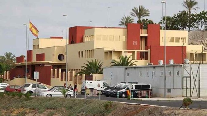 Тенерифе: задержанный ударом сломал нос сотруднику Национальной полиции