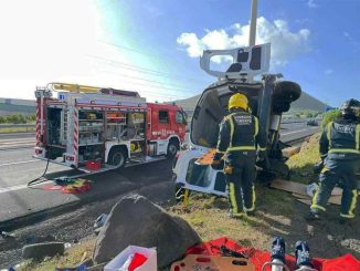 Женщина-водитель получила травмы при опрокидывании фургона на шоссе TF-1